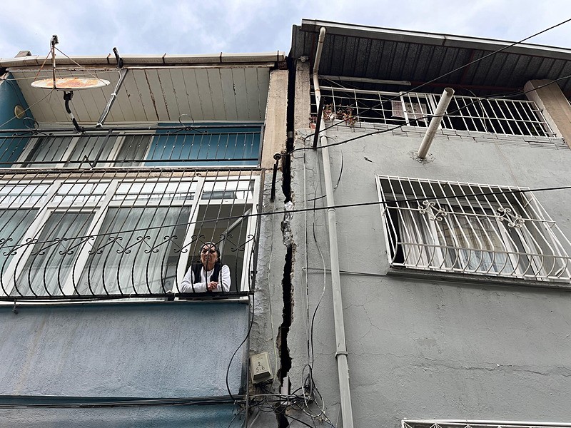 İzmir'de binalarda çatlaklar oluştu (Fotoğraf: İHA)