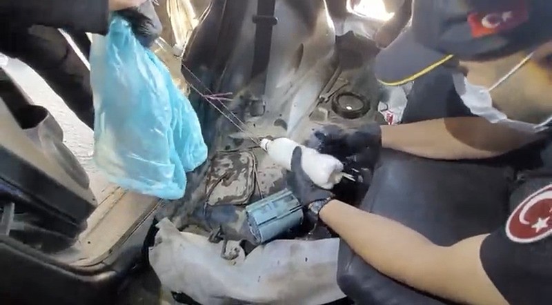 Ağrı'da yabancı plakalı aracın yakıt deposundan uyuşturucu çıktı (Fotoğraf: İHA)