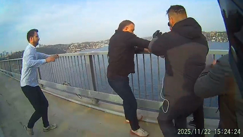 Köprü korkuluğunda şahısın görüntüleri (İHA)