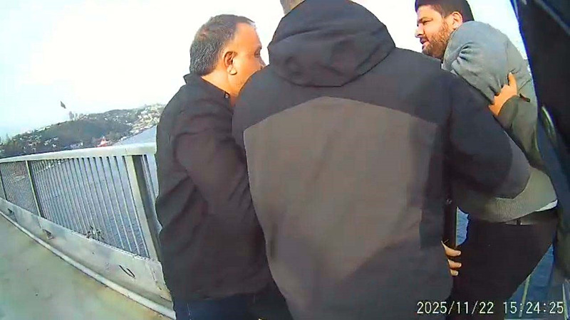 Köprü korkuluğunda şahısın görüntüleri (İHA)