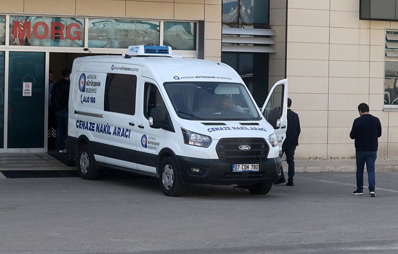 kazada-olen-sukran-elanin-cenazesini-almanyadan-gelen-babasi-teslim-aldi-1763806046658.jpeg Cenaze aracı (DHA)