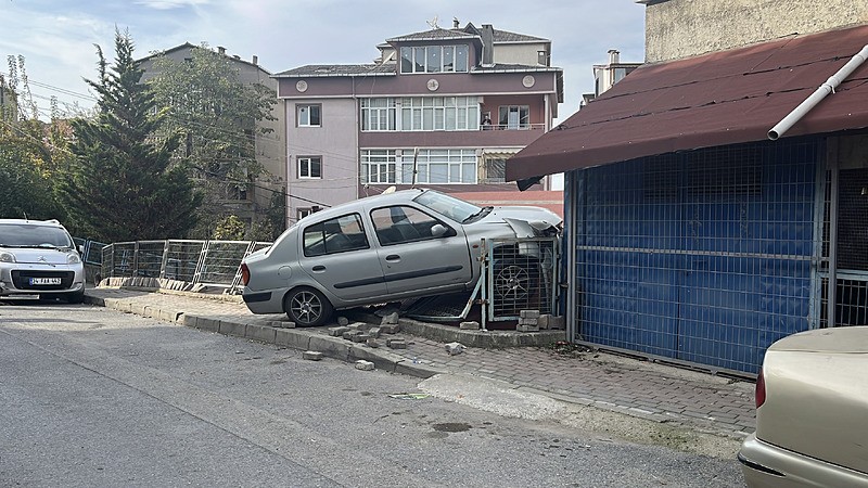 Evin çatısına çıkan otomobil (DHA)