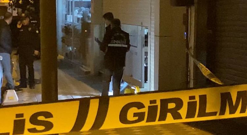 Zeytinburnu'nda iş yerindeki silahlı kavgada 2 kişi öldü, 1 kişi yaralandı. (AA)