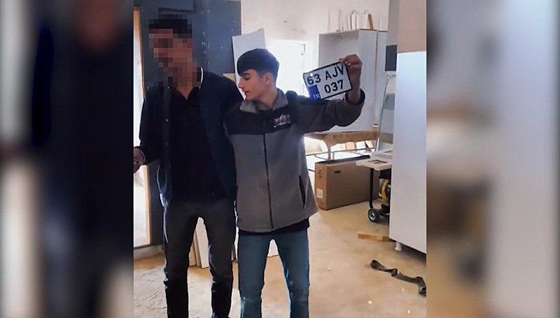 Şanlıurfa'da Habib Aksoy tarafından makat bölgesine kompresörle hava verilen Muhammed Kendirci'nin (15) (sağda, elinde plaka olan) ölümü ile ilgili soruşturmada; 3 hastane çalışanı açığa alındı. (Fotoğraf: DHA)