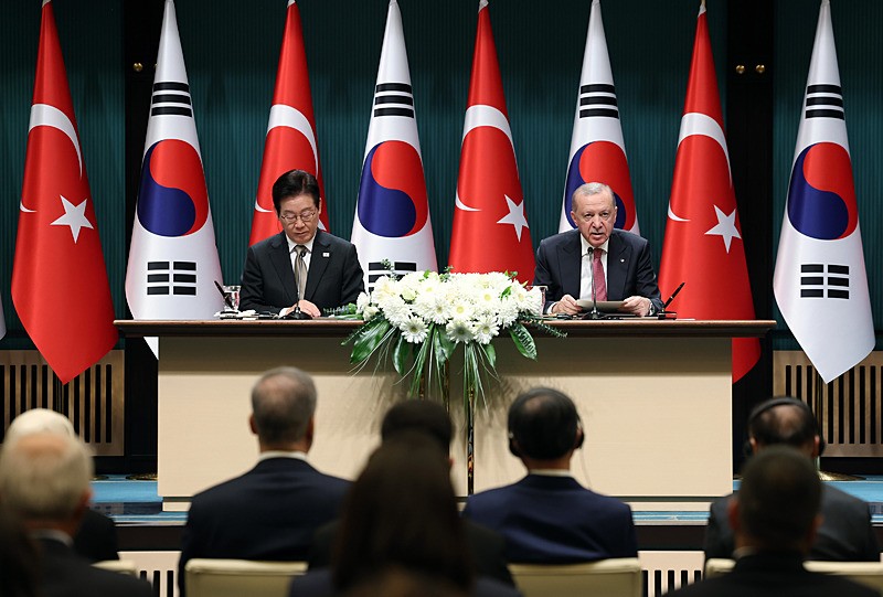 Başkan Erdoğan ve Güney Kore Devlet Başkanı Lee, görüşme sonrası ortak basın toplantısı düzenledi. (AA)