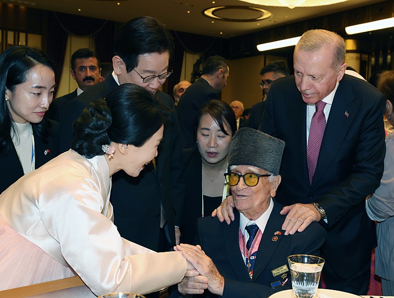 Başkan Erdoğan, Güney Kore Devlet Başkanı Lee ve eşi onuruna yemek verdi. (AA)