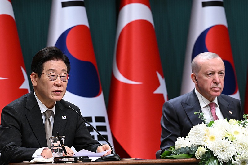 Başkan Erdoğan ve Güney Kore Devlet Başkanı Lee, görüşme sonrası ortak basın toplantısı düzenledi. (AA)