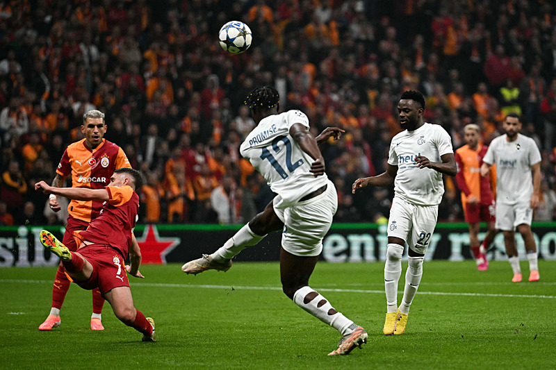 Union SG atağında Roland Sallai savunma yaparken (AA)