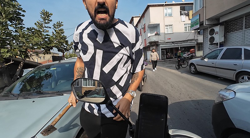 Trafikte keserle saldırdı. (DHA)