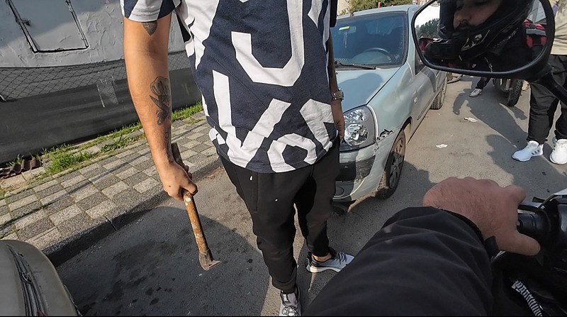 Trafikte keserle saldırdı. (DHA)