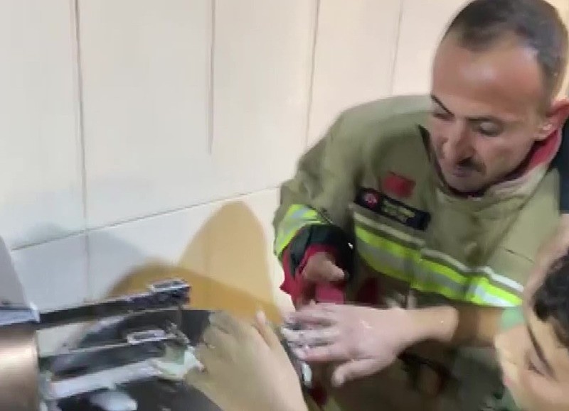 kucuk-elleri-hamur-karistirma-makinesine-sikisti-itfaiye-kurtardi-1764225510001.jpeg Küçük çocuk (İHA)