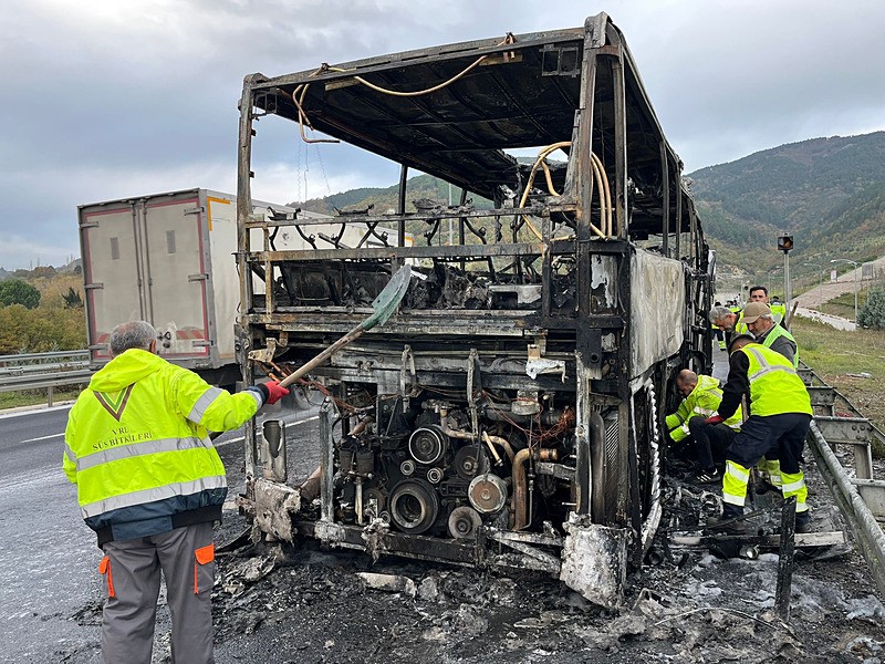 Ortaokul öğrencilerini taşıyan otobüs, alev topuna döndü (Fotoğraf: İHA)