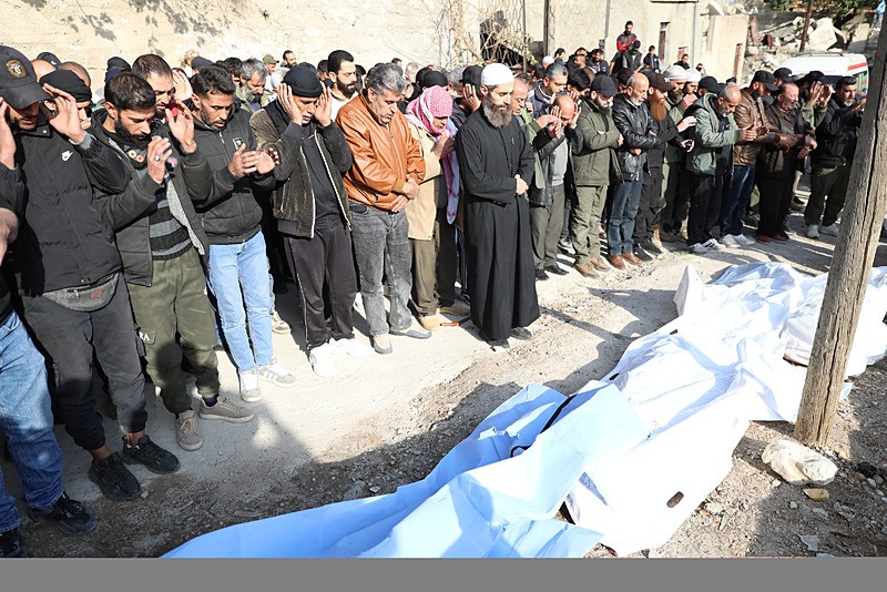 İsrail ordusunun Suriye'nin güneyinde Şam kırsalı ili Katana bölgesine bağlı Beyt Cin köyüne düzenlediği baskında hayatını kaybeden aynı aileden 5 kişi için cenaze töreni düzenlendi (Fotoğraf: AA)