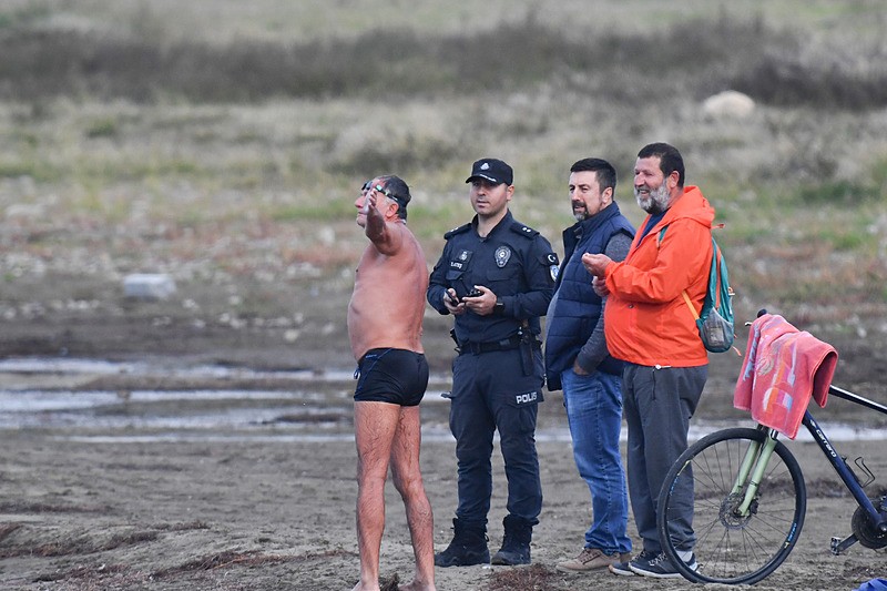 Dünyanın gözü kulağı Papa 14. Leo'nun tarihi İznik ziyaretine çevrilmiş durumdayken, bir vatandaşın göle yüzmek için girmesi hareketli saatlere sebep oldu (Fotoğraf: İHA)