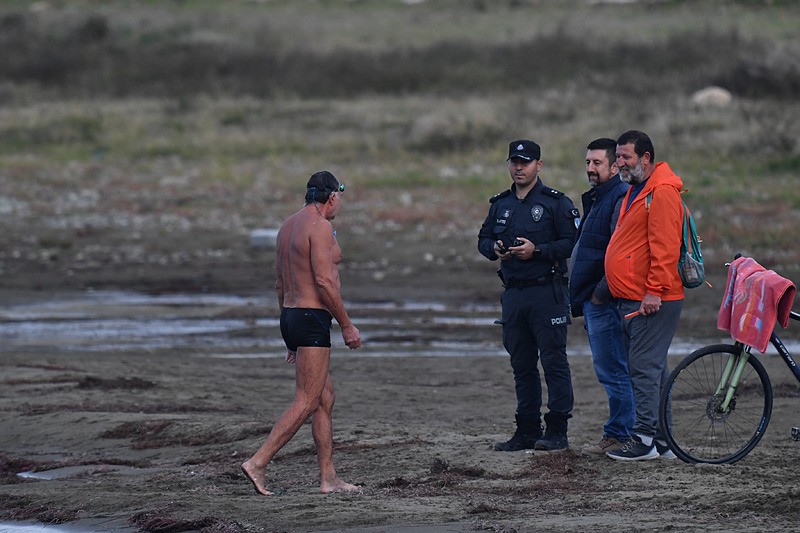 Dünyanın gözü kulağı Papa 14. Leo'nun tarihi İznik ziyaretine çevrilmiş durumdayken, bir vatandaşın göle yüzmek için girmesi hareketli saatlere sebep oldu (Fotoğraf: İHA)