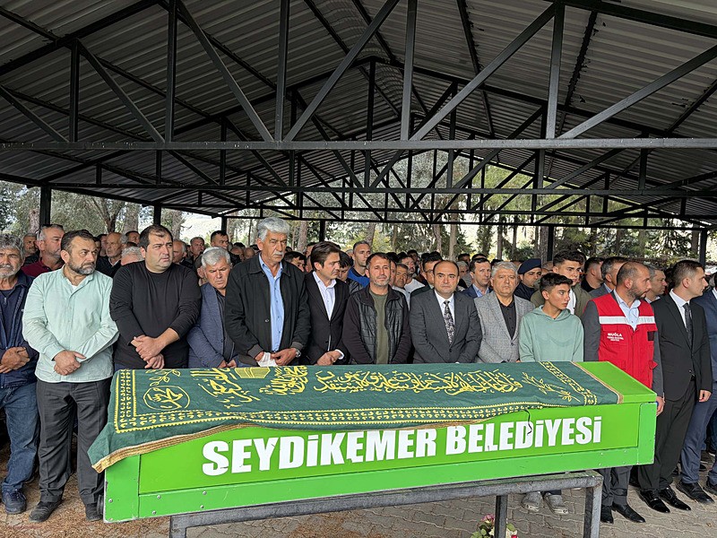 mugla-zehirlenme-suphesiyle-hayatini-kaybeden-neslinur-universite-sinavina-hazirlaniyormus-haber-eklendi-1764338194467.jpeg Neslinur Topal'ın cenazesi (DHA)