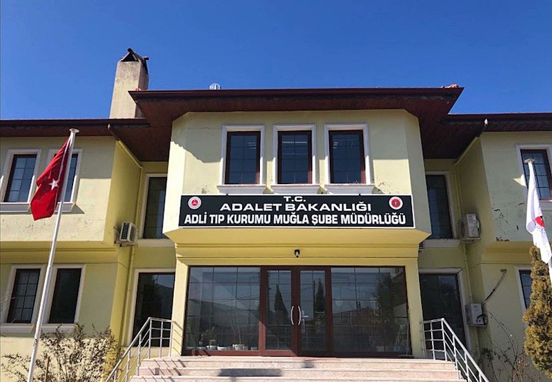 mugla-zehirlenme-suphesiyle-hayatini-kaybeden-neslinur-universite-sinavina-hazirlaniyormus-haber-eklendi-1764338205415.jpeg Adli tıp kurumu (DHA)