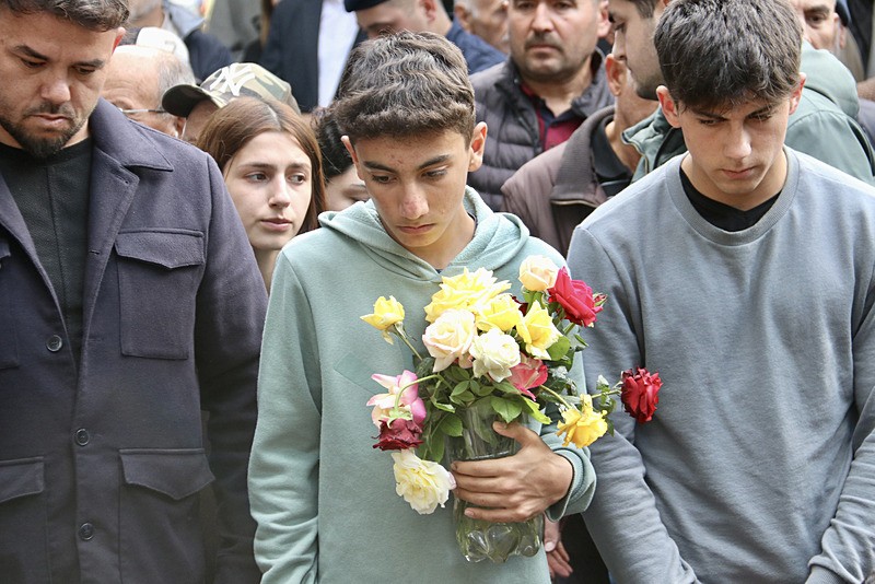 mugla-zehirlenme-suphesiyle-hayatini-kaybeden-neslinur-universite-sinavina-hazirlaniyormus-haber-eklendi-1764338245760.jpeg Neslinur Topal'ın cenazesi (AA)