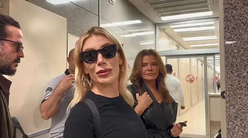 Şarkıcı İrem Derici ifade vermek için Çağlayan'daki İstanbul Adalet Sarayı'na geldi. (DHA)