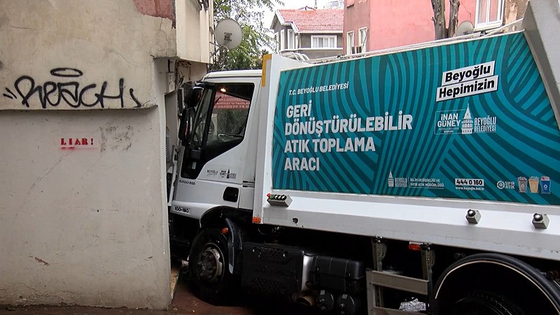 İstanbul Beyoğlu'nda çöp kamyonu park halindeki 5 araca çarptı (DHA)