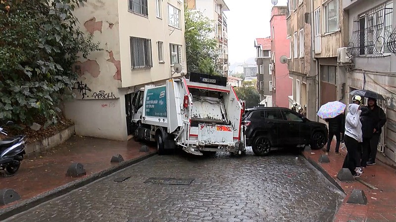 İstanbul Beyoğlu'nda çöp kamyonu park halindeki 5 araca çarptı (DHA)