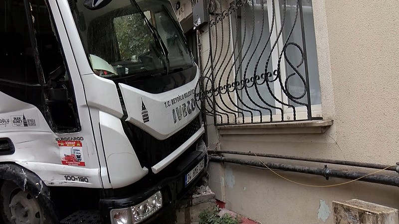 İstanbul Beyoğlu'nda çöp kamyonu park halindeki 5 araca çarptı (DHA)