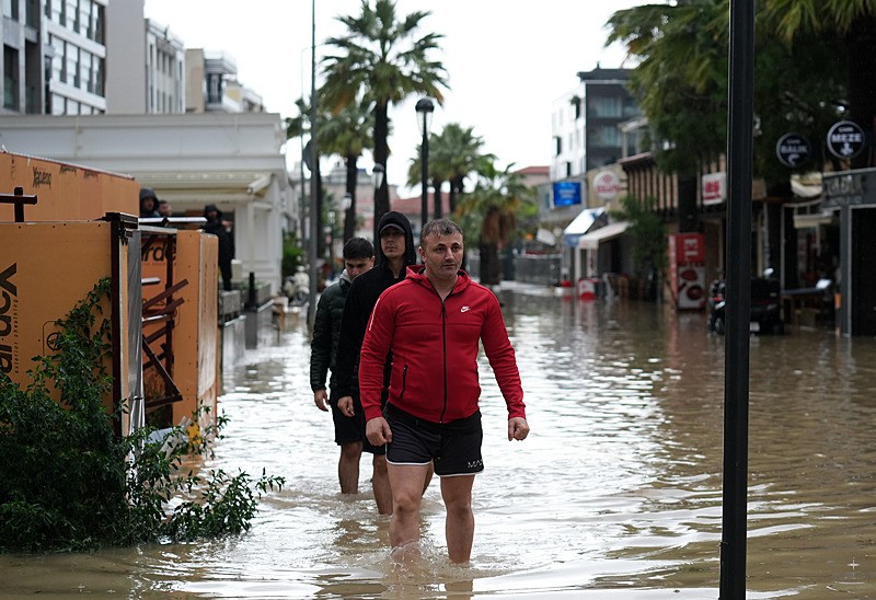 İzmir'de sokaklar göle döndü (Fotoğraf: AA)
