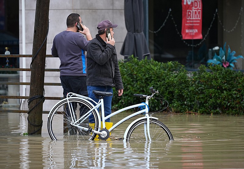 İzmir'de sokaklar göle döndü (Fotoğraf: AA)
