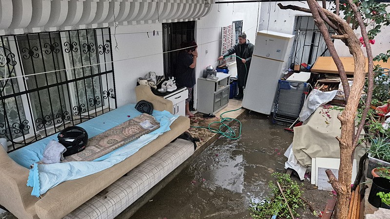 Muğla'nın Bodrum ilçesinde beklenen sağanak yağış, sabah saatlerinde geldi. Yağış esnasında yollar dereye dönerken taşan kanalizasyon nedeniyle bir evi su bastı (Fotoğraf: İHA)