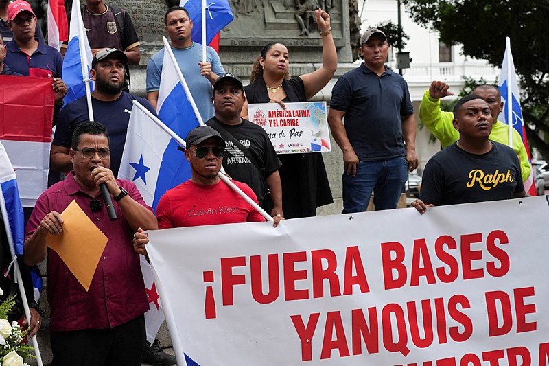 Bir protestocu konuşurken, diğerleri “Yankee üsleri dışarı!” yazılı pankart taşıyor. Eylem, göstericilerin Latin Amerika’nın egemenliğine yönelik ABD tehditleri olarak gördükleri politikalara karşı düzenlenen ‘Latin Amerika ve Karayipler için Birleşik Barış’ protestosu sırasında gerçekleşti (Fotoğraf: Reuters) 