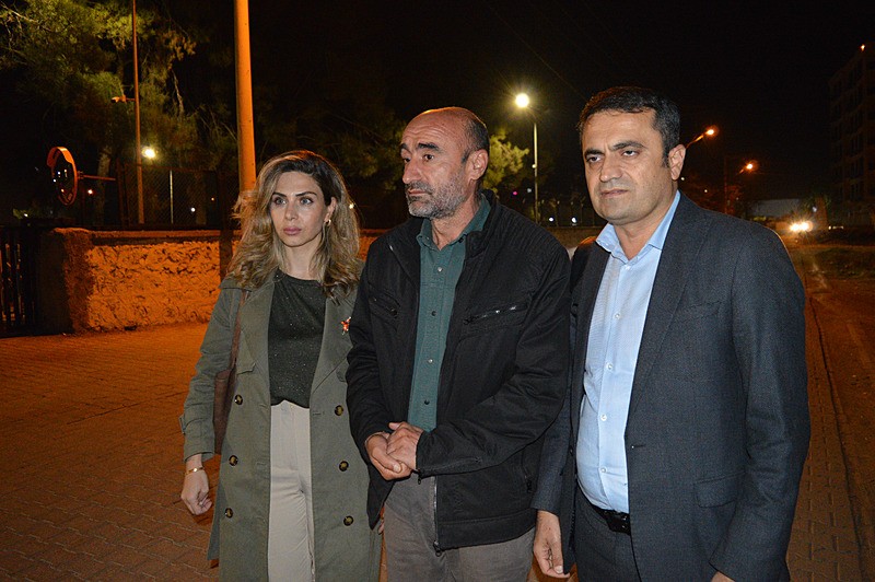 Mardin'de eşi ve 5 yaşındaki kızıyla evde ölü bulunan Mehmet Kaya'nın ağabeyi: Acımızı yaşayamaz duruma geldik. (Fotoğraf: DHA)