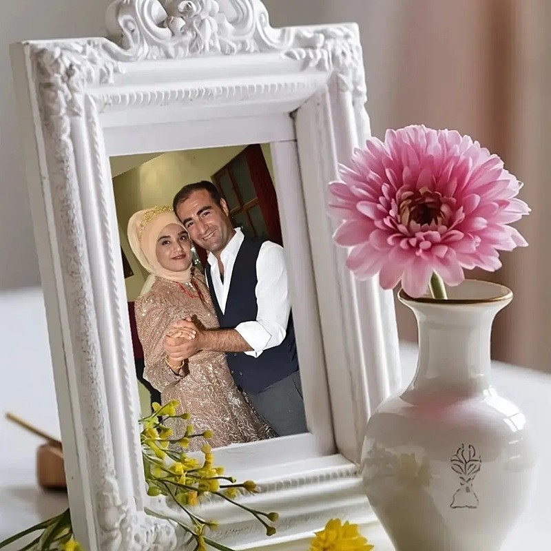 Mardin'de eşi ve 5 yaşındaki kızıyla evde ölü bulunan Mehmet Kaya'nın ağabeyi: Acımızı yaşayamaz duruma geldik. (Fotoğraf: DHA)