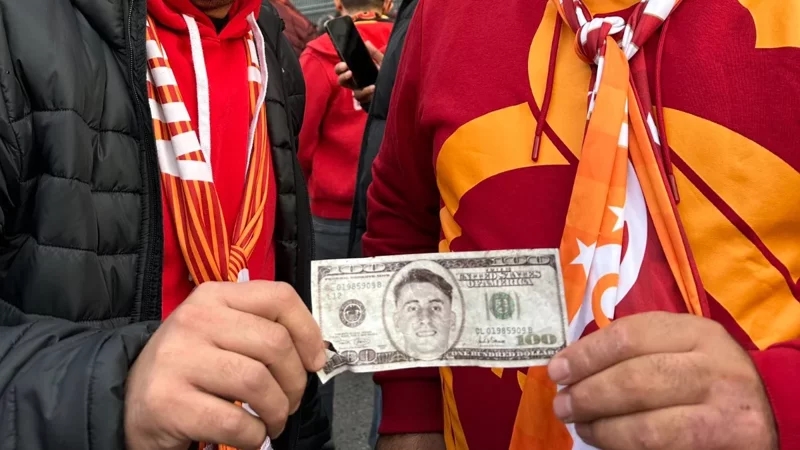 Galatasaray taraftarlarının bastırdığı sahte dolar (AA)