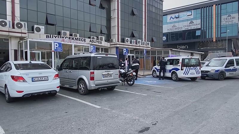 Büyükçekmece Adliyesi'nden 25 kilogram altın çaldı; hakkında yakalama kararı çıkarıldı. (DHA)