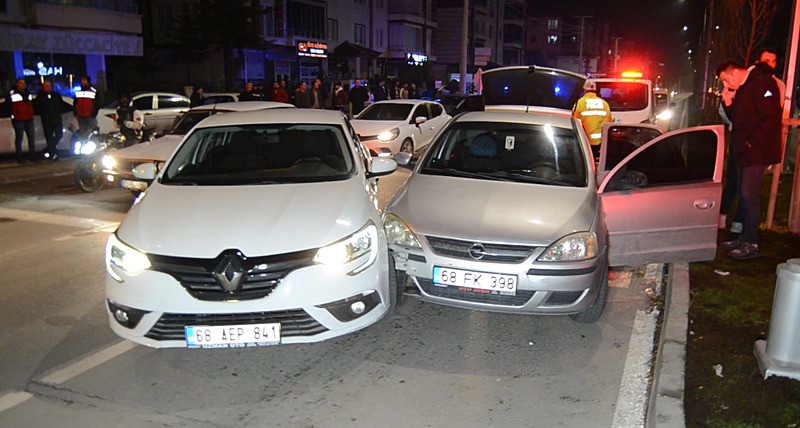 'Dur' ihtarına uymadı, takip sırasında Emniyet Müdürü Yardımcısının aracına çarptı. (Fotoğraf: DHA)