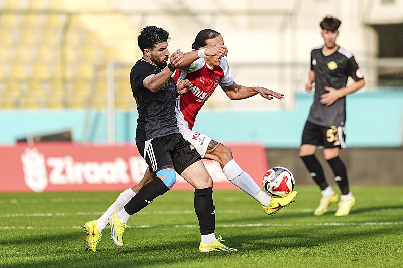 Ziraat Türkiye Kupası 4. Eleme Turu'nda Esenler Erokspor ile Mısırlı.com.tr Fatih Karagümrük takımları Esenler Erokspor Stadı'nda karşılaştı. Bir pozisyonda Esenler Erokspor oyuncusu Altar Han Hidayetoğlu (solda) ile Mısırlı.com.tr Fatih Karagümrük oyuncusu Atakan Çankaya (sol 2) mücadele etti. (AA)