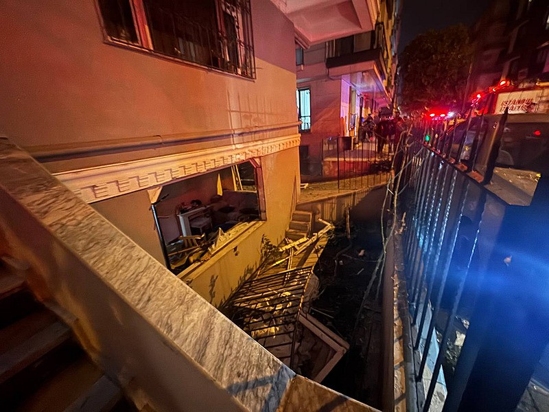 Güngören'de bir binanın bodrum katındaki patlamada 2 kişi yaralandı. (AA)