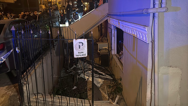 Güngören'de bir binanın bodrum katındaki patlamada 2 kişi yaralandı. (AA)