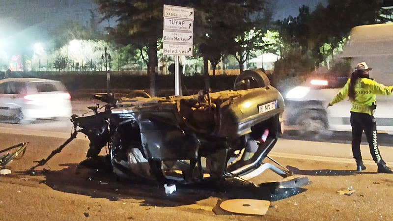 Kontrolden çıkan otomobil, refüjdeki ağaca çarpıp takla attı (Fotoğraf: DHA)