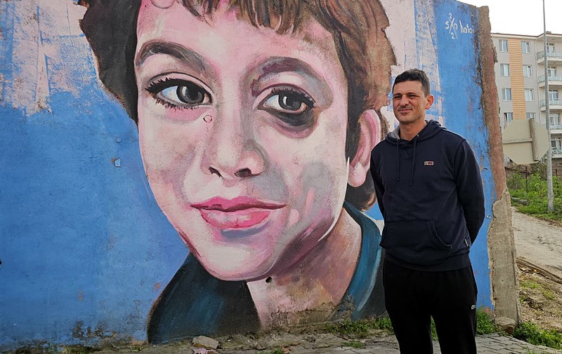 Andrea Minguzzi, oğlunun duvara çizilen resmini görünce gözyaşlarını tutamadı. (DHA)