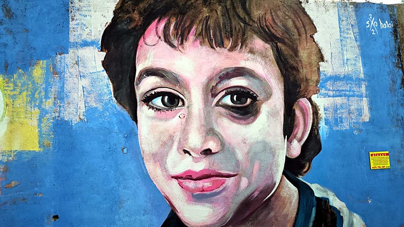 Andrea Minguzzi, oğlunun duvara çizilen resmini görünce gözyaşlarını tutamadı. (DHA)