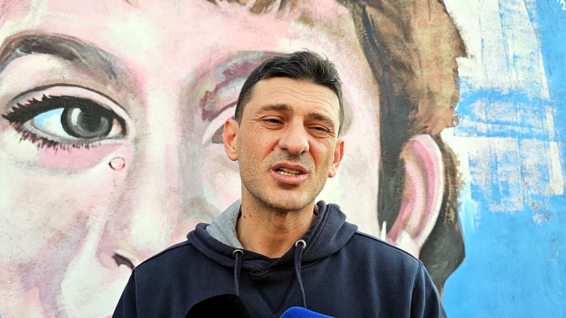 Andrea Minguzzi, oğlunun duvara çizilen resmini görünce gözyaşlarını tutamadı. (DHA)