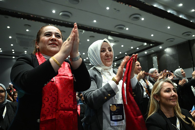 Zirveye katılan kadınlar Başkan Erdoğan'ı coşkuyla karşıladı