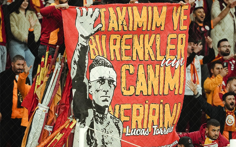 Lucas Torreira için açılan pankart (Galatasaray X hesabı)