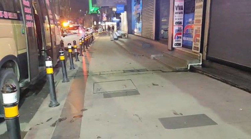 Küçükçekmece'de bekçilerin 'dur' ihtarına uymayan sürücü aracıyla kaçarken kadına çarptı; kaza kamerada. (DHA)