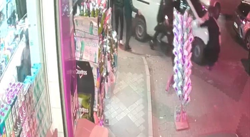 Küçükçekmece'de bekçilerin 'dur' ihtarına uymayan sürücü aracıyla kaçarken kadına çarptı; kaza kamerada. (DHA)