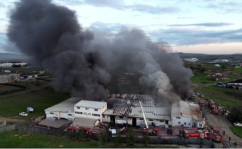 Yükselen siyah dumanlar havadan da görüntülendi (Fotoğraf: İHA)  