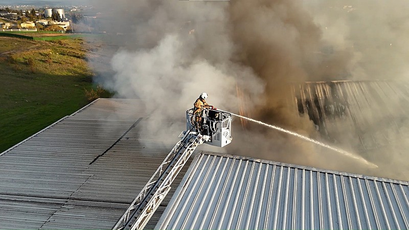 Tuzla'da bulunan bir kauçuk fabrikasında çıkan yangın paniğe neden oldu (Fotoğraf: İHA) 