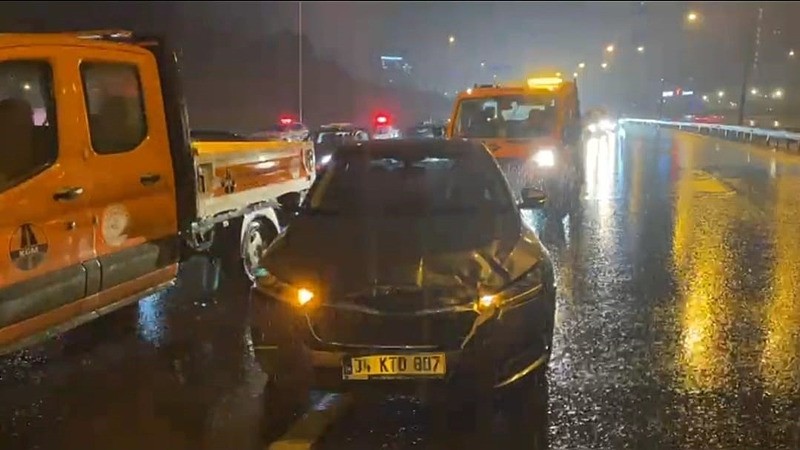 İstanbul'da etkili olan sağanak kazaları da beraberinde getirdi (AJANSLAR)