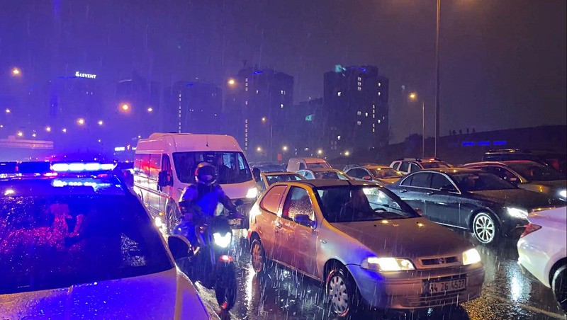 İstanbul'da etkili olan sağanak kazaları da beraberinde getirdi (AJANSLAR)